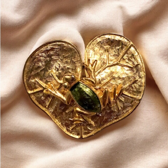 Vintage Green Enamel Frog Toad on Gold Toned Lily Pad Brooch Pin - Picture 2 of 3